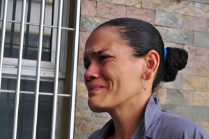 Entre lágrimas, familiares de pacientes del Seguro Social de La Guaira piden la ayuda humanitaria