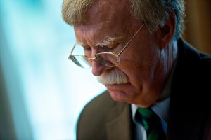 Bolton: La maquinaria se descompone cuando robas todo el dinero destinado a comprar sus repuestos