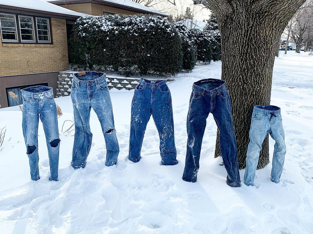 Bluyines congelados aparecen en las calles de Minnesota (fotos y video)