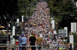 EN FOTOS: Miles de venezolanos colman la avenida principal de Las Mercedes en apoyo a Guaidó