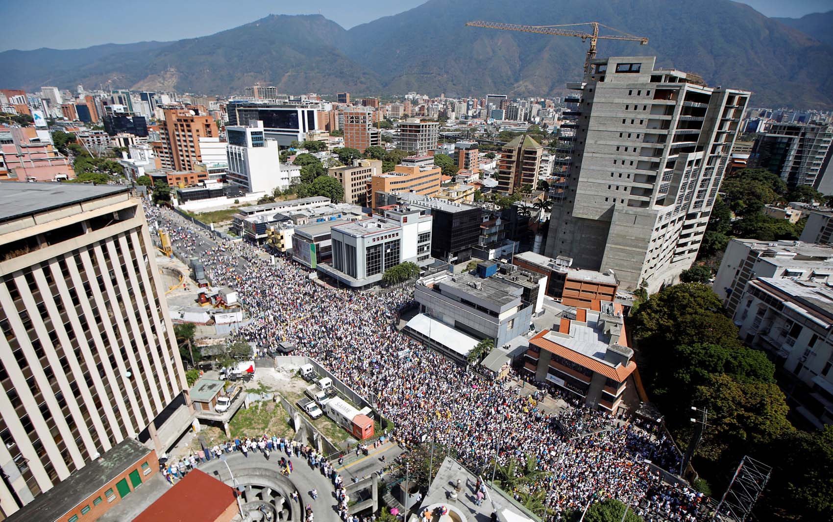 ...Juan Guaidó y en rechazo a Nicolás Maduro en Caracas, Venezuela, 2 de fe...
