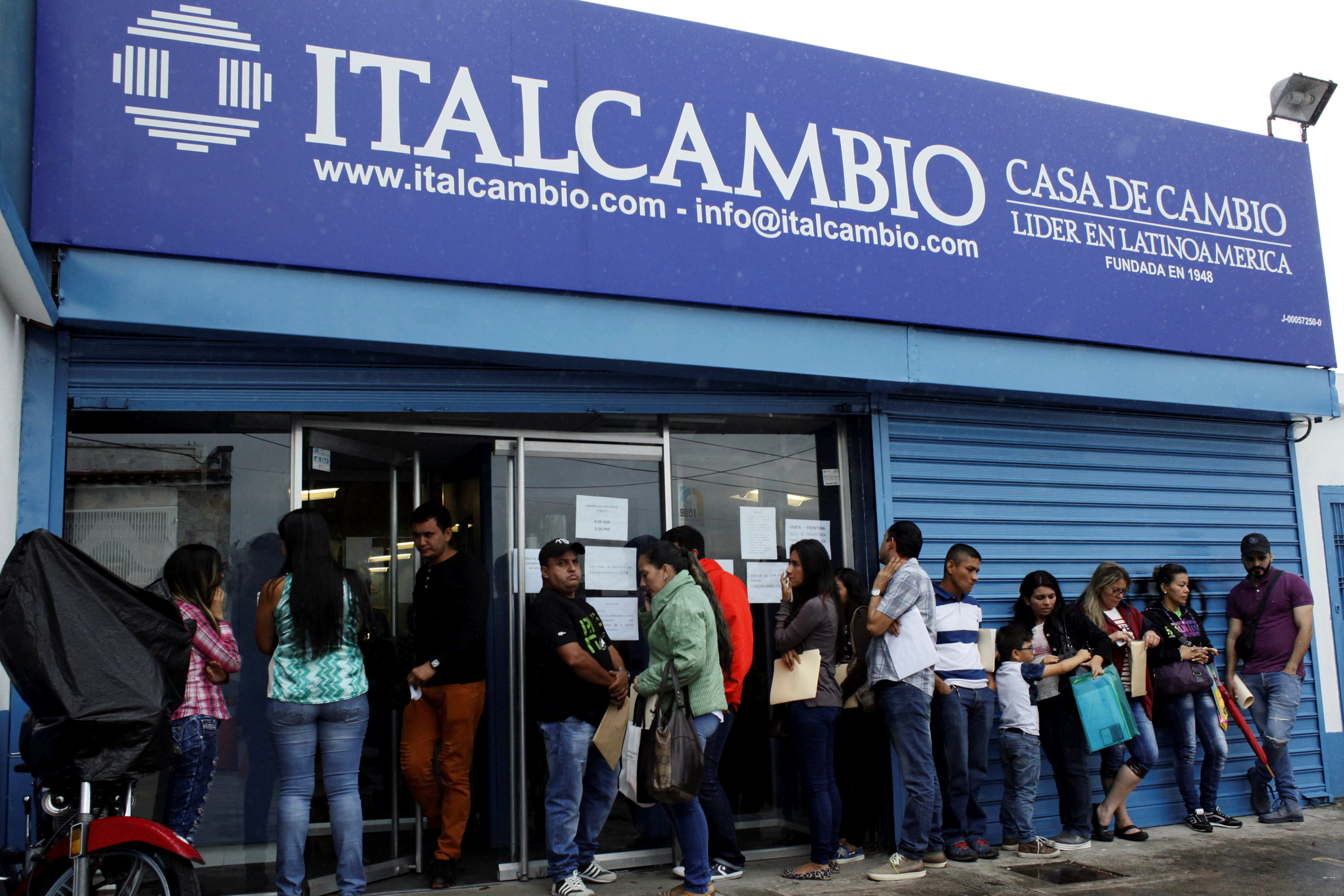 Venezolanos con remesas en dólares sacan provecho de la nueva paridad oficial
