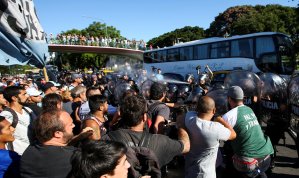 En Imágenes: Cuatro pelagatos chavistas causan disturbios en Argentina, patrulleros se acercan