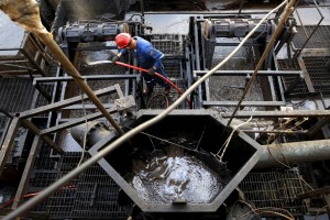 Pdvsa mezcla petróleo extra pesado con crudo liviano por escasez de diluyentes, según Reuters
