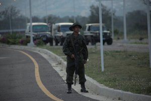¿Miedo? Maduro refuerza presencia militar en el puente Las Tienditas tras llegada de camiones a Cúcuta