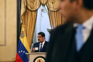 Cuando a Maduro lo castiga Corpoelec y salen los guardaespaldas a cuidarlo… Bueno, así (Video+Fotos+bajón de luz)