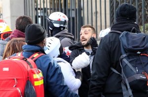 “Chaleco Amarillo” perdió la mano en protesta contra la Asamblea Nacional en Paris