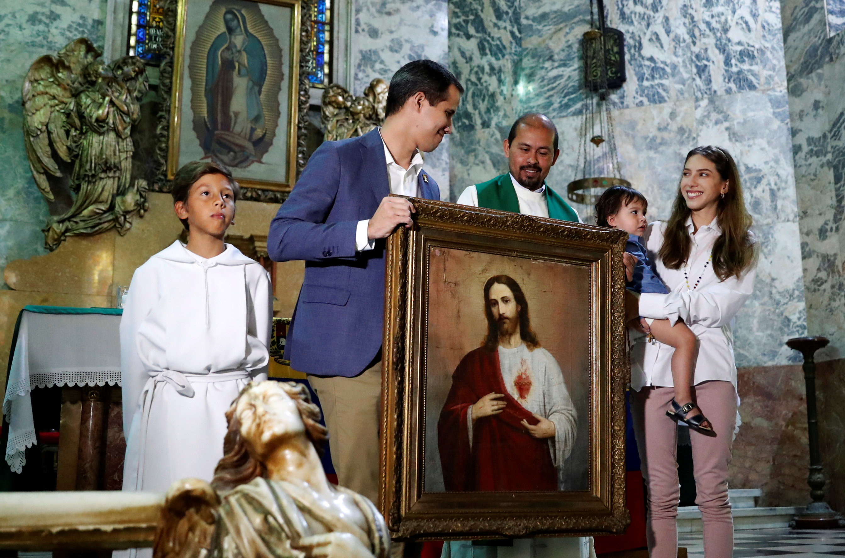 Guaidó obsequia cuadro del Sagrado Corazón de Jesús a la Iglesia de Guadalupe (foto)