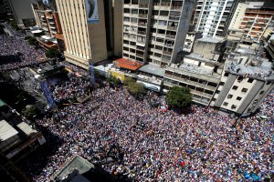 Coreando ¡Libertad! y  ¡Guaidó!  decenas de miles de venezolanos salieron a las calles (FOTOS)