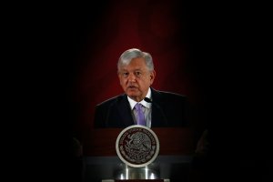 López Obrador vuelve a imitar a Chávez, esta vez con el discursito del avión presidencial (VIDEO)