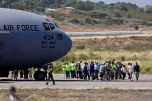 Parte avión de la Fuerza Aérea de EEUU con ayuda humanitaria para Venezuela (Video)