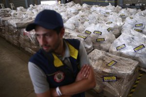 En FOTOS: Las cajas que contienen ayuda humanitaria almacenadas en Cucuta, a horas del ingreso a Venezuela