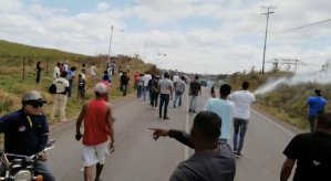 Continúa represión contra habitantes de Bolívar que piden paso de ayuda humanitaria (VIDEO)