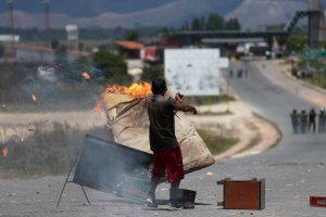 En imágenes: Arden barricadas en la frontera de Venezuela con Brasil