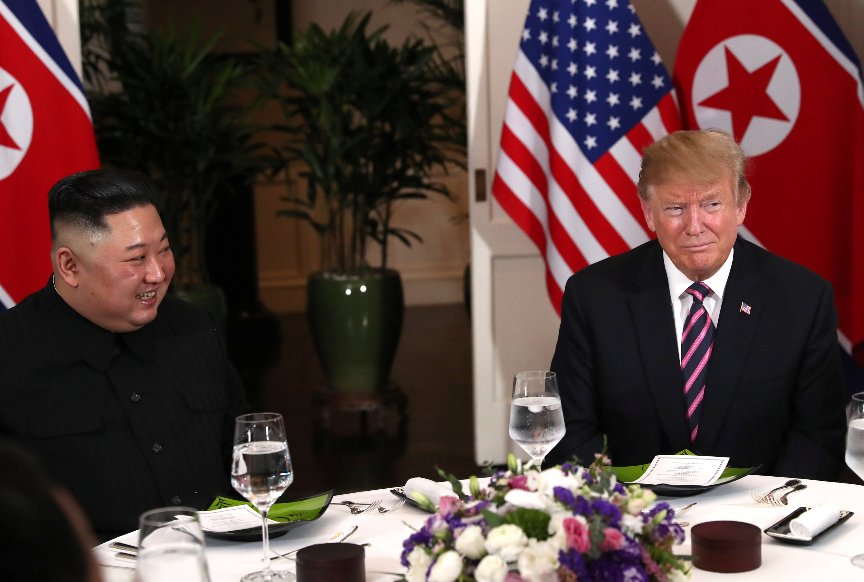 Kim y Trump cenan juntos en Hanói en un ambiente íntimo y distendido