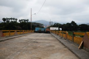 Colombia reabre frontera pero obstáculos en el lado venezolano bloquean paso (FOTOS)