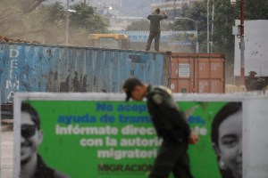 El mismo régimen que obstruyó puentes fronterizos criticó a Duque por cerrar el paso a Colombia