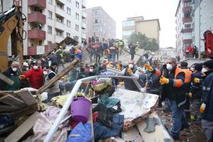 Rescatan vivo a joven tras 45 horas sepultado en edificio Estambul