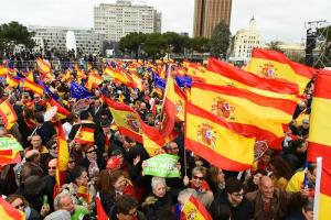 Miles de personas en Madrid contra gestión del Gobierno español en Cataluña