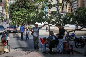 Las barberías de Caracas no cierran, se mudan a las aceras (Fotos)