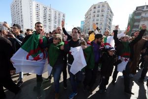 Los argelinos se manifiestan de nuevo contra el régimen