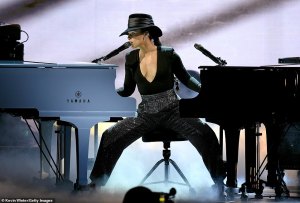 EN VIDEO: Alicia Keys dejó loco a todo el mundo tocando dos pianos al mismo tiempo en los Grammys