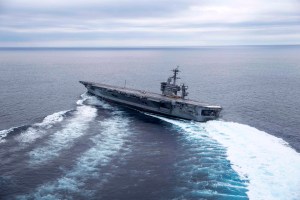 ¡Ahí viene la ola! Vacílate a un portaavión Clase Nimitz haciendo trompitos (VIDEO)