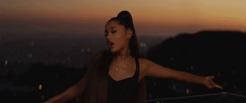 Ariana Grande seduce a una hermosa mujer en su nuevo video
