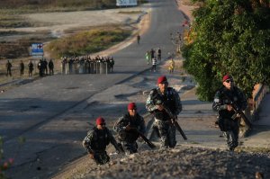 EN FOTOS: Fuerzas de seguridad brasileñas y del chavismo protagonizan escaramuzas en la frontera