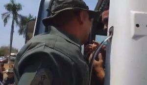 EN VIDEO: Diputados impidieron que este GNB tomara una gandola para detener el paso en la ARC
