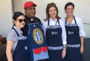 Hija de expresidente JF Kennedy sirve almuerzos a refugiados venezolanos en Cúcuta (FOTOS)