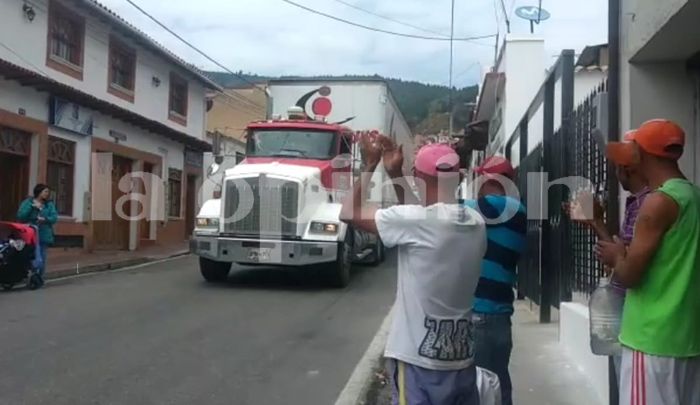 Colombianos aplaudieron el paso de los camiones con ayuda humanitaria en el Norte de Santander (FOTO)