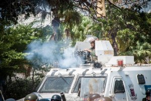 Represión desde el Cuartel Libertador contra venezolanos que exigen la ayuda humanitaria #23Feb (fotos y videos)