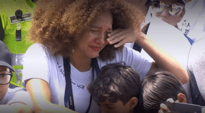 Una imagen dice más que mil palabras: El llanto de una migrante venezolana en el Venezuela Aid Live (FOTO)