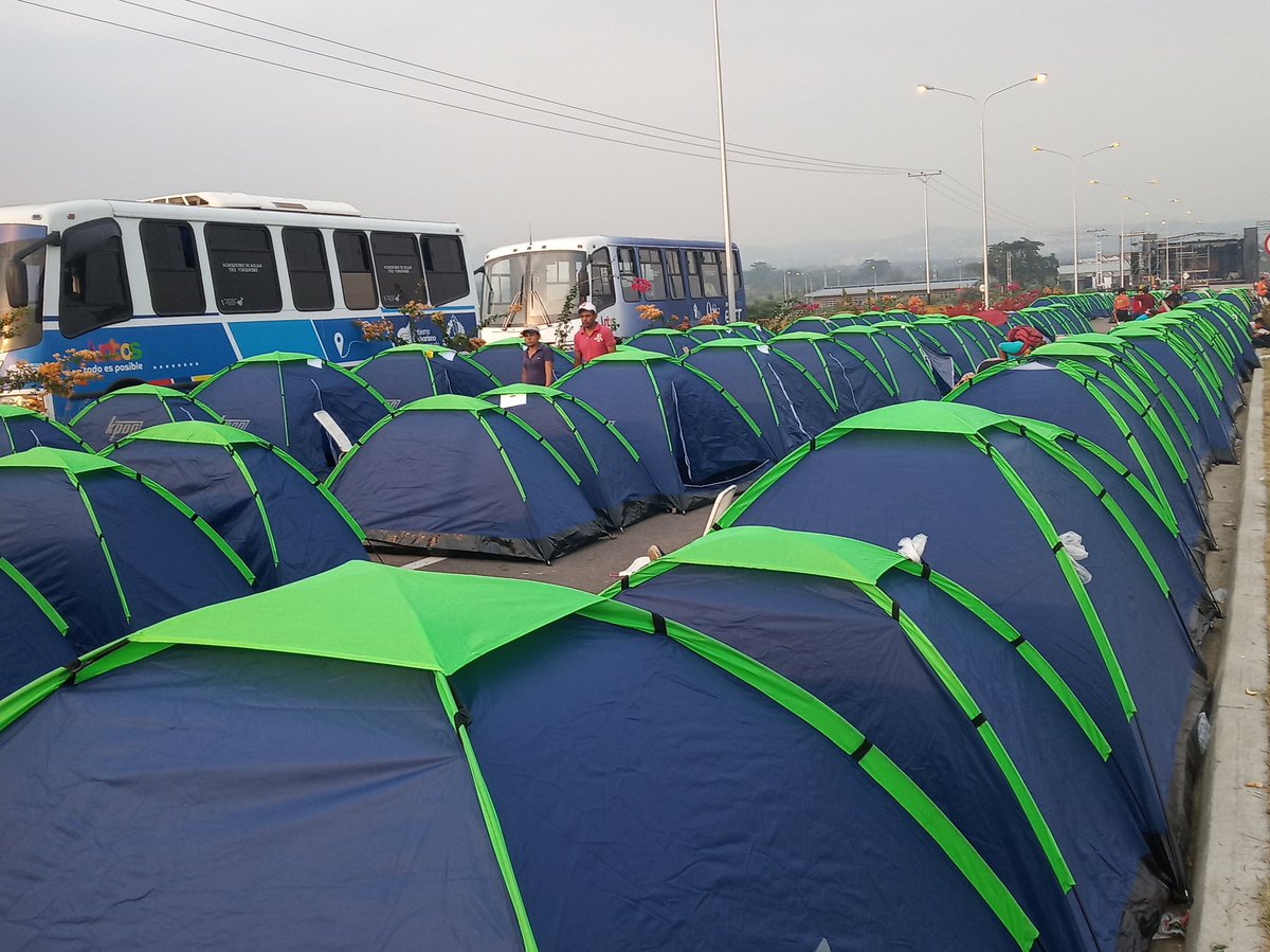 ¿Escudo humano? Chavismo compra carpas y monta campamento en el puente Tienditas (Fotos)