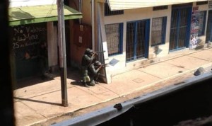 LA FOTO: Francotiradores del régimen apuntando contra el pueblo en Santa Elena de Uairén