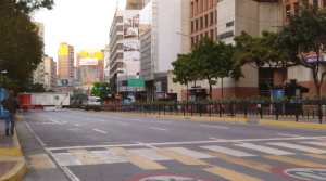Restringen paso vehicular en Chacao por tarima roja rojita #20Feb (Fotos)