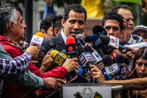 Guaidó dice que hay estrategias si el régimen de Maduro lo encarcela al llegar al país (VIDEO)