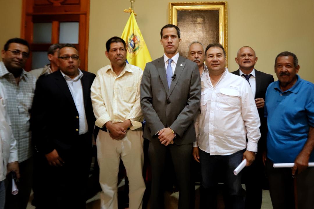 Guaidó solicitó colaboración de transportistas para el ingreso de la ayuda humanitaria (fotos)