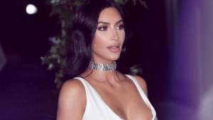 Kim Kardashian sale a pasear con un outfit que enseña sus partes íntimas (Foto)