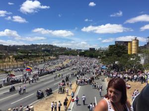 Caraqueños se concentran frente a la Base Aérea La Carlota #23Feb (fotos y videos)