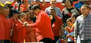 Cinismo sin límites: Maduro baila con Cilia mientras niega el ingreso de ayuda humanitaria (VIDEO)