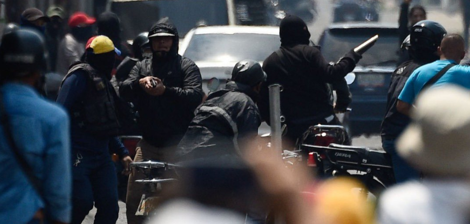 EN FOTOS: Paramilitares apuntan contra manifestantes en Táchira
