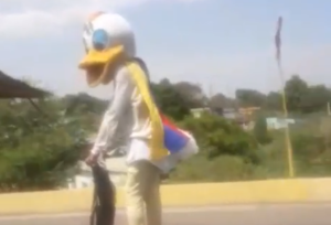 El Pato Donald anda por las calles de Maracibo en un monopatín (Video)