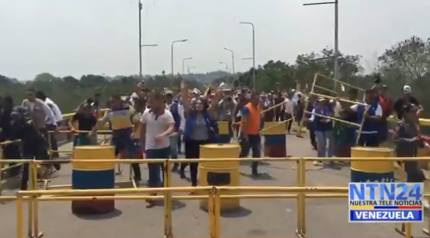 Momento en que la PNB retrocede ante la avalancha de venezolanos en el puente Francisco de Paula Santander #23Feb (VIDEO)