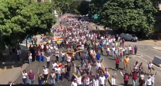 10:59 am Venezolanos que llegan a las Mercedes gritan consignas contra Maduro #2Feb (Video)