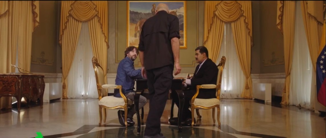 ¿La estaba embarrando? Jorge Rodríguez interrumpió entrevista de Maduro con Jordi Évole para susurrarle al oído (VIDEO)