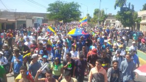 Jóvenes de Sucre también desbordaron las calles para exigir ingreso de la ayuda humanitaria