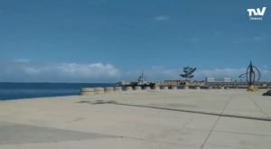 Un remolcador de la Armada venezolana llegó al malecón de Puerto Cabello #23Feb (video)