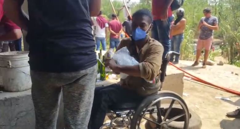 EN VIDEO: El testimonio de un manifestante en silla de ruedas que salvó la ayuda humanitaria del fuego